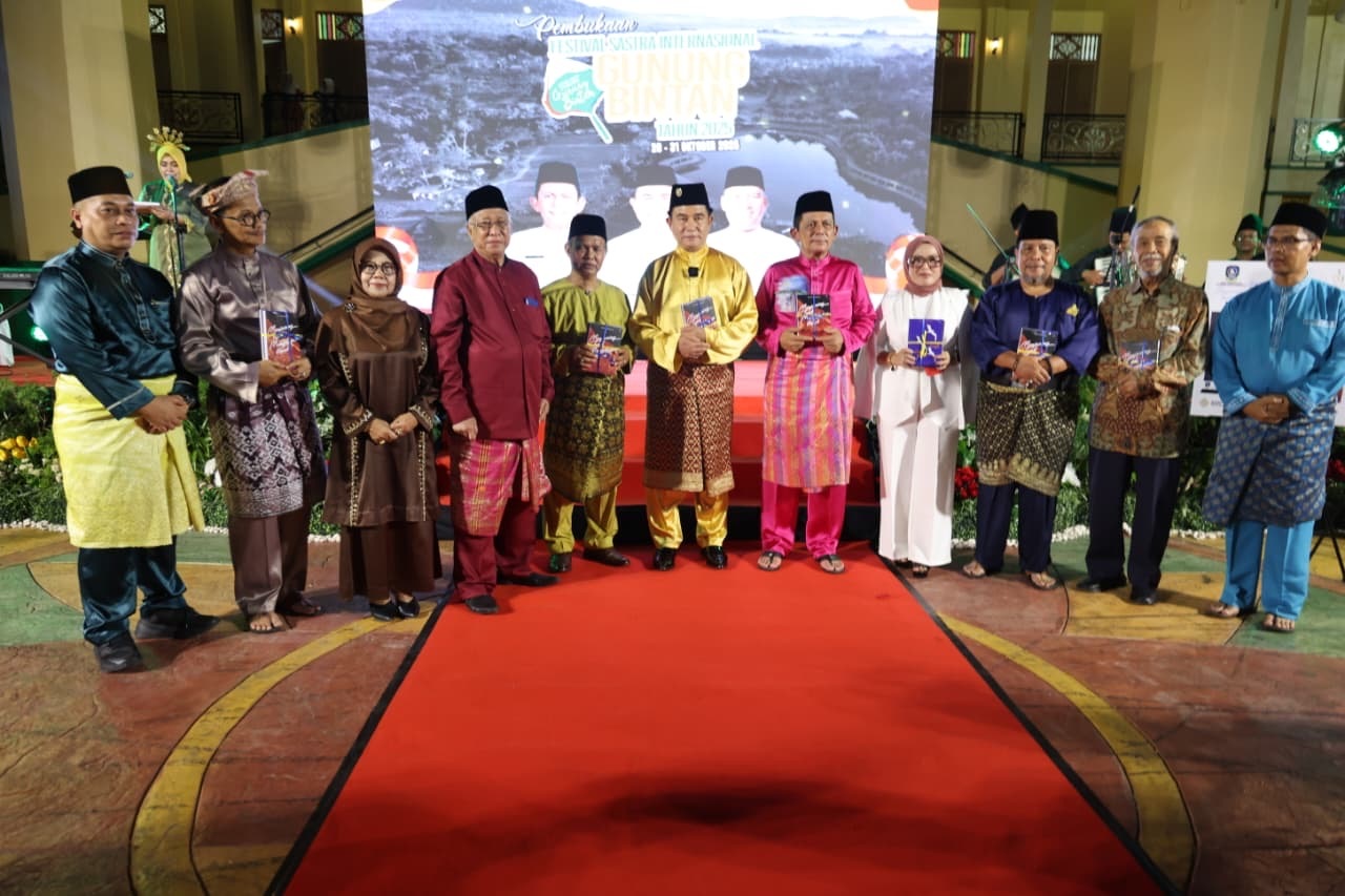 Menko Yusril Ihza Mahendra berfoto bersama Gubernur Kepri Ansar Ahmad, Ketua Panitia FSIGB 2025 dan kepala daerah di Kepri. (Harun/DISKOMINFO KEPRI)