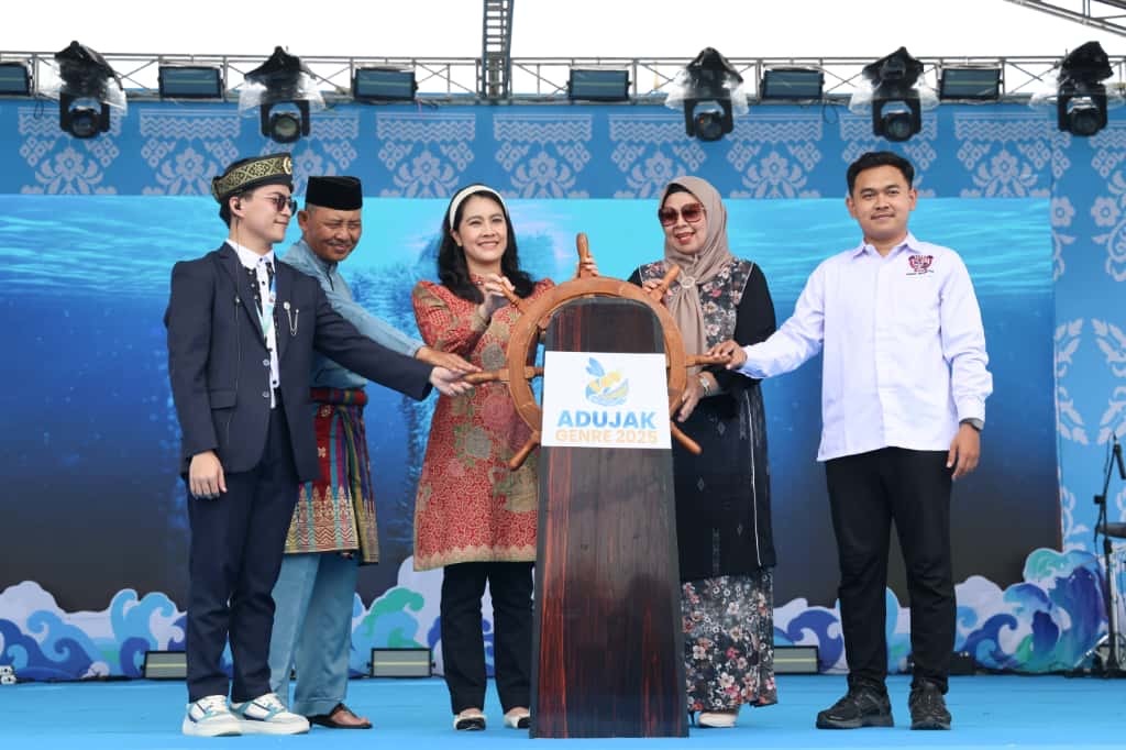 Wakil Menteri Kemendukbangga/BKKBN Ayu Isyana Bagoes Oka, didampingi Bunda GenRe Kepri Hj Dewi Kumalasari Ansar, Plh Sekretaris Daerah Provinsi Kepri Adi Prihantara dan Kepala BKKBN Kepri Rohina membuka ADUJAK GenRe Tingkat Nasional tahun 2025. (Enji/DISKOMINFO KEPRI )