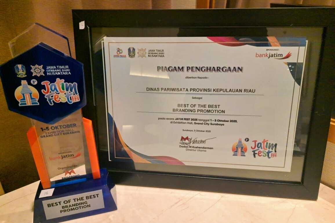 Piagam serta tropi penghargaan Best of The Best Branding Promotion diraih Dinas Pariwisata Kepri. (Sumber: Dispar Kepri)