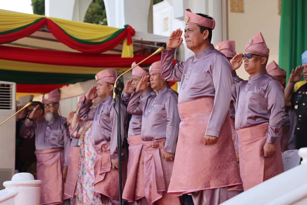Gubernur Ansar Ahmad bertindak sebagai inspektur upacara dalam peringatan Hari Jadi ke-23 Provinsi Kepulauan Riau yang digelar di Gedung Daerah, Tanjungpinang, Rabu (24/9/2025). (Enji/Diskominfo Kepri)
