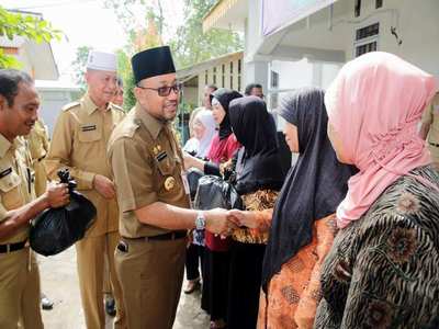 Lis serahkan tas peserta KIA