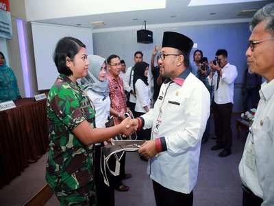 Lis serahkan tas peserta KIA