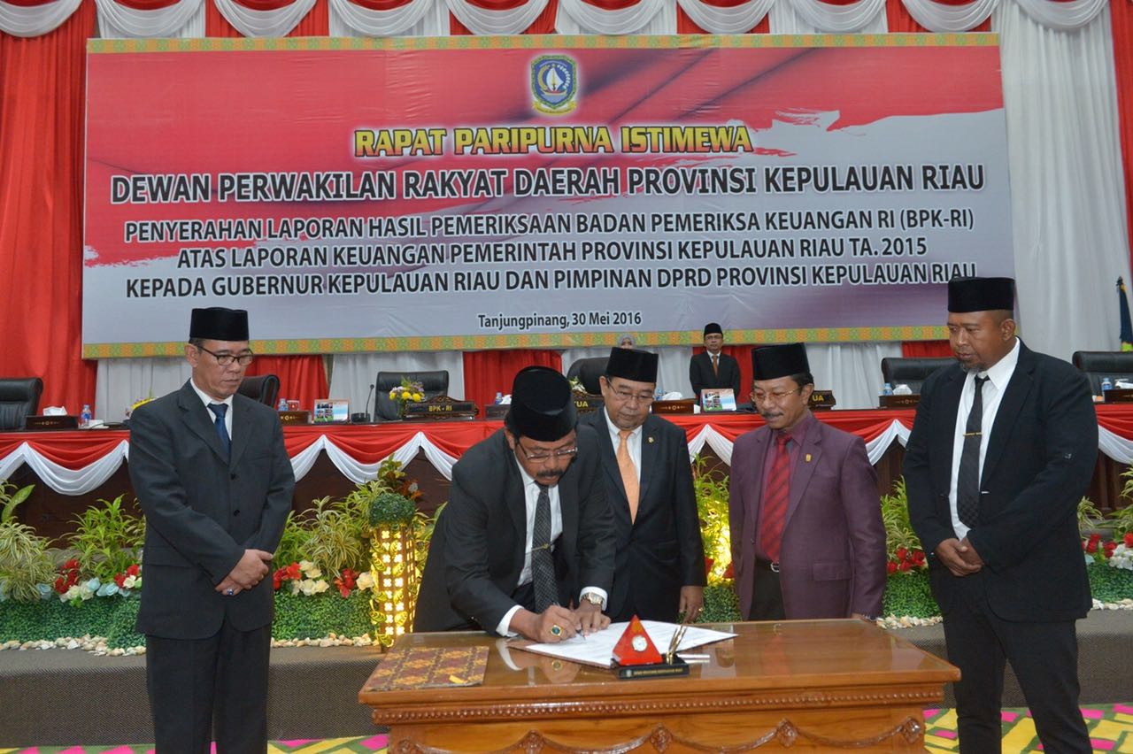 Rapat Paripurna Penyampaian Ranperda RTRW dari Pemerintah Provinsi Kepru kepada Dewan di Ruang sidang utama kantor DPRD Dompak Tanjungpinang