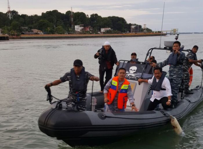 Tim pencarian yang beranggotakan Gubernur Nurdin Basirun.